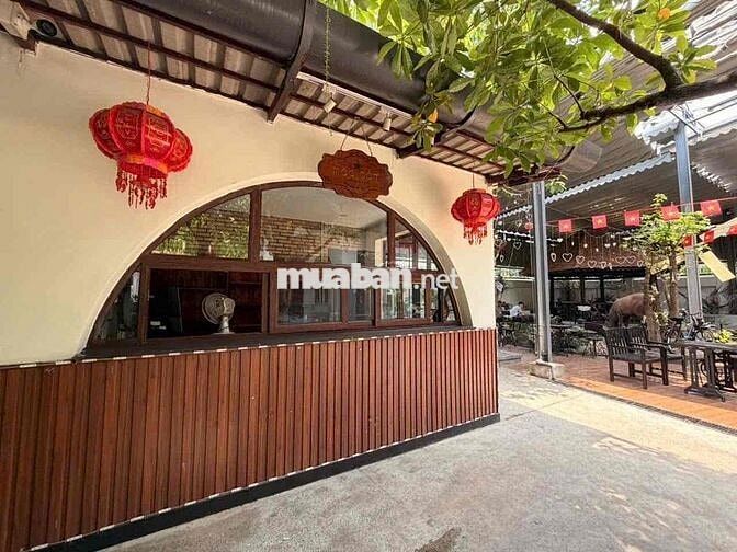Mặt bằng 800m2 sẵn bàn ghế , Cây , hồ cá gần Tp.Mới
