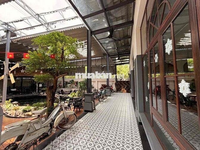 Mặt bằng 800m2 sẵn bàn ghế , Cây , hồ cá gần Tp.Mới