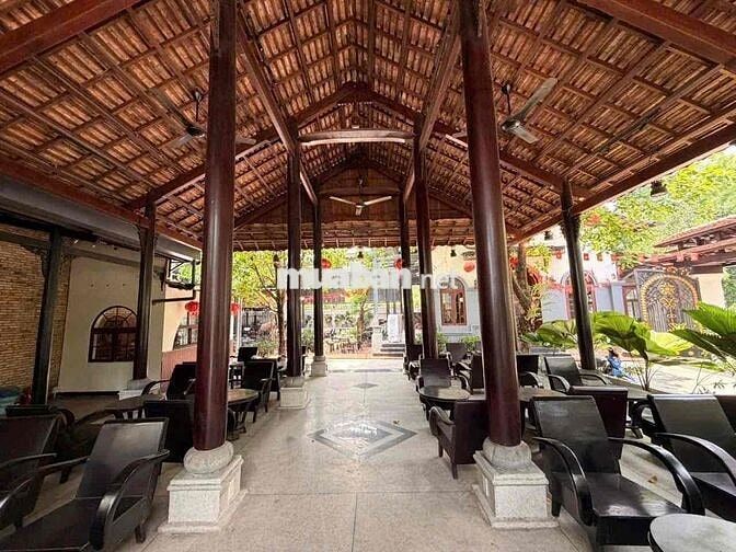 Mặt bằng 800m2 sẵn bàn ghế , Cây , hồ cá gần Tp.Mới