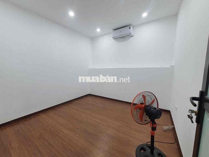 Bán căn TT sát phố Hoàng Đạo Thành-Oto chân cầu thang-120m2;4N,2VS
