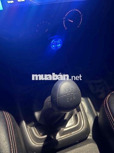 Isuzu D-Max Trắng Số sàn 5 chỗ