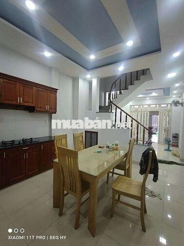 Cho thuê nhà 3 tầng hẻm xe hơi QL13 10tr/tháng