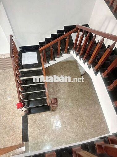 Bán nhà 2 tầng MT đường Đinh Nhật Tân đối diện công viên giá rẻ