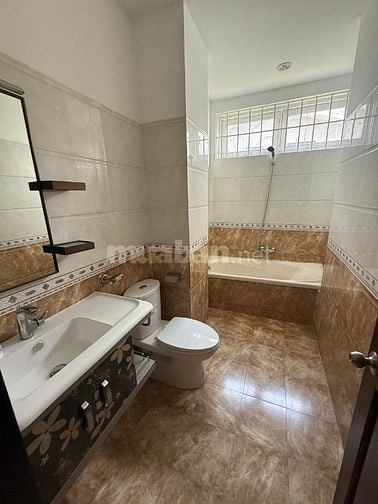 Cho thuê nhà Him Lam góc 2 mặt tiền đối diện công viên 