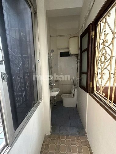 Cho thuê nhà nguyên căn gần ngõ 5 phố Cát Linh, Quận Đống Đa