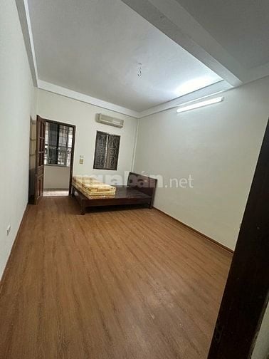 Cho thuê nhà nguyên căn gần ngõ 5 phố Cát Linh, Quận Đống Đa