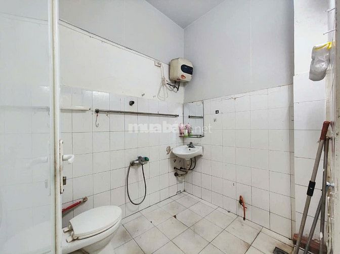 CHO THUÊ NHÀ 3 PHÒNG NGỦ, Ô TÔ ĐỖ CỬA DT 65 M2X2 TẦNG, 1 TUM
