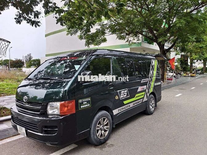 Toyota Hiace Xăng 6 chỗ 860kg Xanh đen
