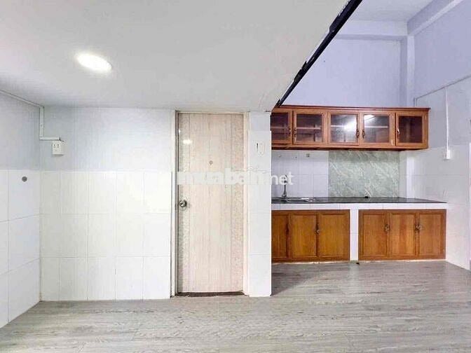 PHÒNG TRỌ GÁC CỬA SỔ TRỜI GIÁ RẺ GẦN CHỢ BÀ HOA