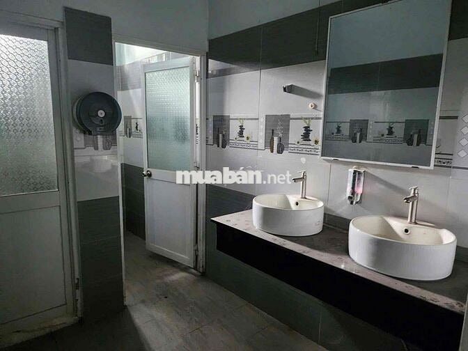 Cho thuê mặt bằng kinh doanh nhà Hàng ngang 18 (700m2) ngay trung tâm