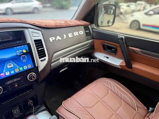 Mitsubishi Pajero V93 Bạc