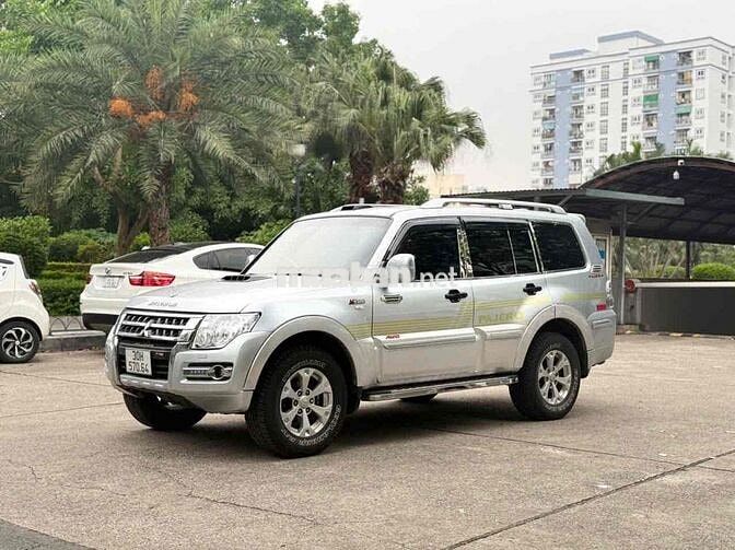 Mitsubishi Pajero V93 Bạc