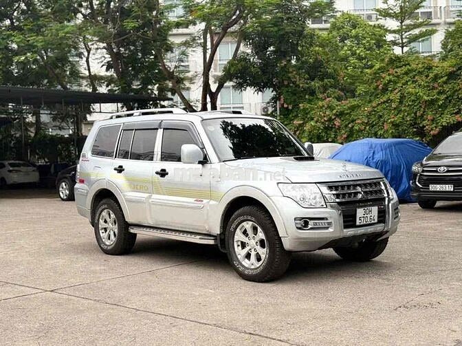 Mitsubishi Pajero V93 Bạc