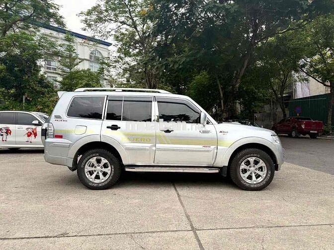 Mitsubishi Pajero V93 Bạc