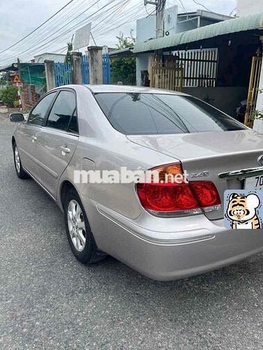 Toyota Camry 2.4G màu bạc