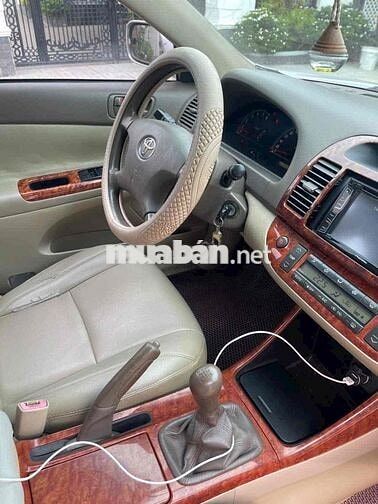Toyota Camry 2.4G màu bạc