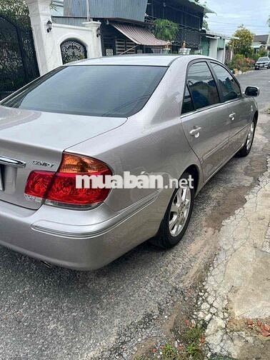 Toyota Camry 2.4G màu bạc