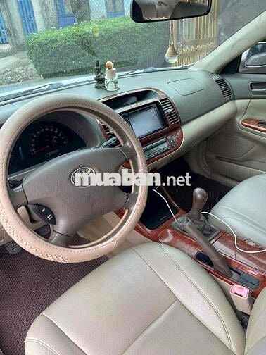 Toyota Camry 2.4G màu bạc