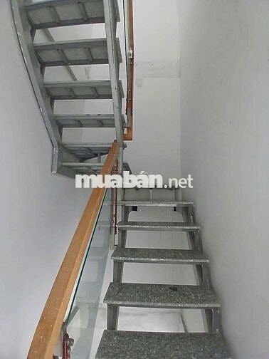 nhà nhỏ 2 lầu 4 phòng ngủ.hợp đồng dài hạn 