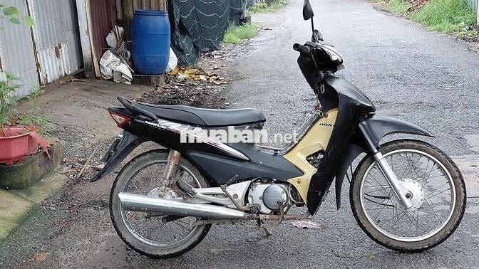 xe ruồi đậu nổ máy êm du 
