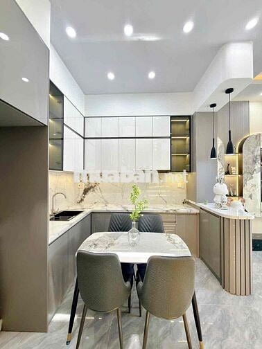 Nhà lầu có sân rộng đậu ô tô, kdc ngang Bv Nhi Đồng TPCT