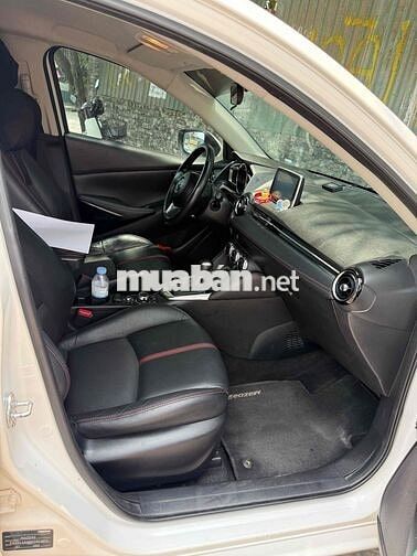 Mazda 2 Trắng 5 chỗ
