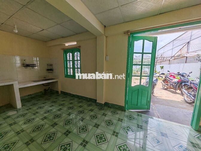 Nhà khu dưới trệt sân rộng 300m2