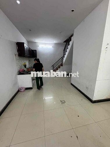 Nhà cho thuê . DT 4x8 .1 lầu 2 phòng 2 wc . khu C phạm hùng