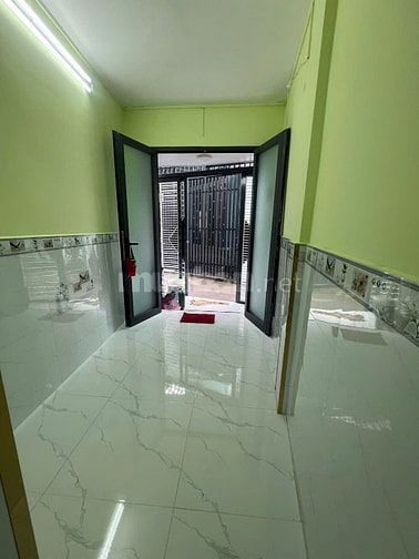 Bán nhà nhỏ xin vị trí đẹp. Sổ Hồng riêng. Giá rẻ 
