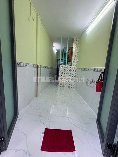 Bán nhà nhỏ xin vị trí đẹp. Sổ Hồng riêng. Giá rẻ 