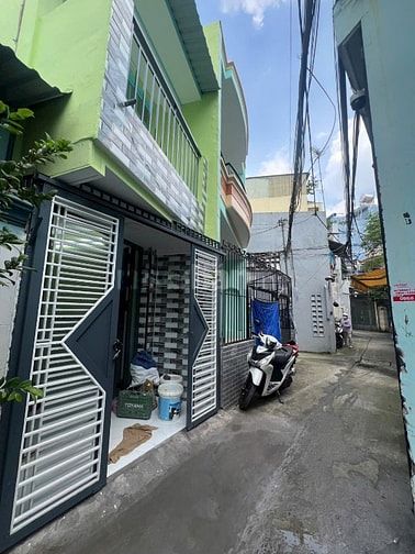Bán nhà nhỏ xin vị trí đẹp. Sổ Hồng riêng. Giá rẻ 