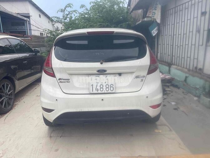 Ford Fiesta Trắng Tự động
