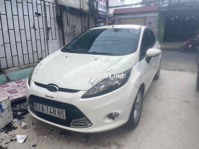 Ford Fiesta Trắng Tự động