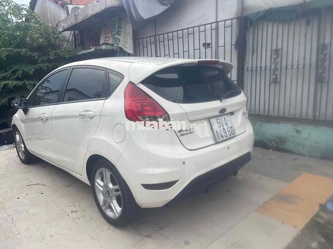 Ford Fiesta Trắng Tự động