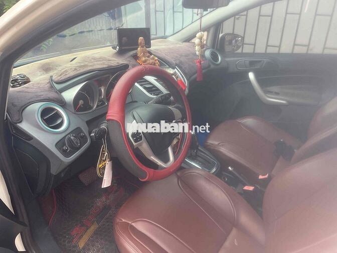 Ford Fiesta Trắng Tự động