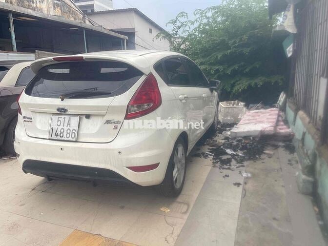 Ford Fiesta Trắng Tự động