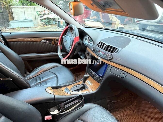 Mercedes-Benz E200 Kompressor Đen