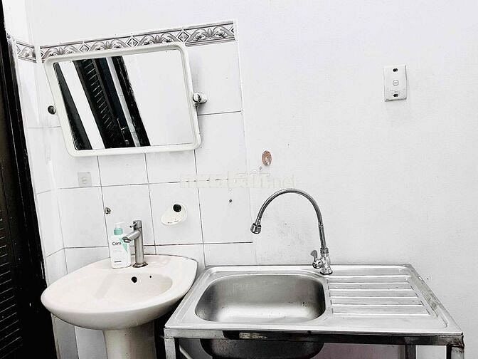 Phòng trống  cách trường UFM 5p, gần KCX Tân Thuận