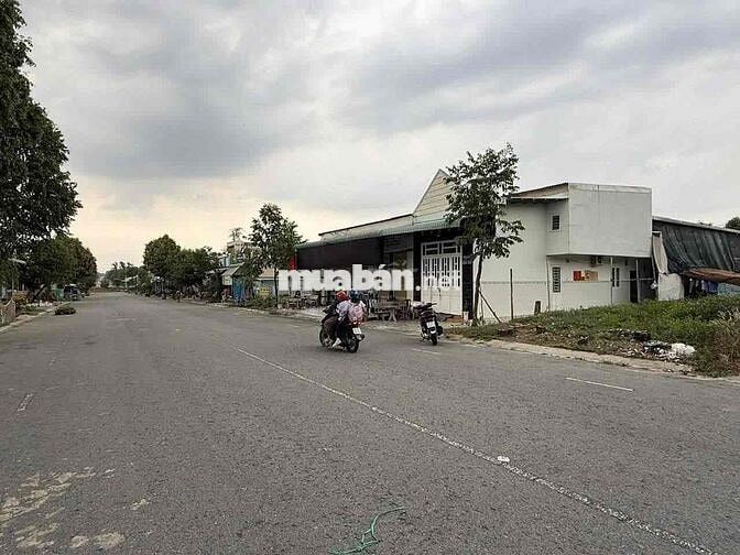 Ngay KCN Mỹ Phước 2, bán đất 300m2, 670 triệu, sổ hồng riêng