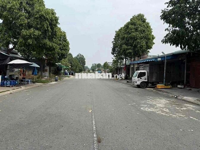 Ngay KCN Mỹ Phước 2, bán đất 300m2, 670 triệu, sổ hồng riêng