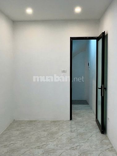 Gia đình mình cần bán căn nhà tại 110 Minh Khai, diện tích 18m², giá 3