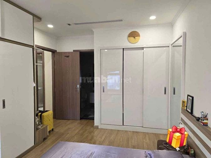            Gia đình cần bán gấp căn hộ PHỐ Hàm Nghi diện tích 79m2.