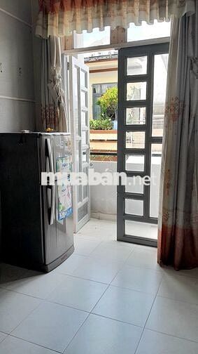 Phòng cho thuê, gần Q.10 có máy lạnh tủ lạnh, ban công cửa sổ mát mẻ