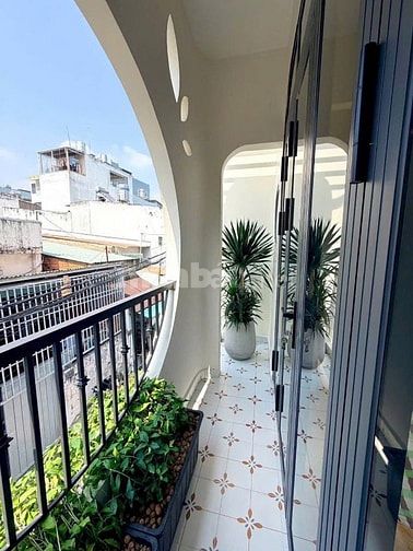 Bán nhà tặng nội thất đường Hoàng Hoa Thám, Bình Thạnh. Gần chợ