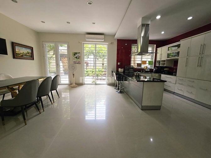 Phố Nguyễn Văn Cừ - Ô Tô Tránh – 291 M2 3 T – MT 9.5 M – Giá 72.8 T