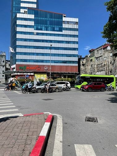 Bán nhà Thái Thịnh ngõ thông ô tô, Dt 57m2, 3t, mt 6.3m, giá 13.5 tỷ.
