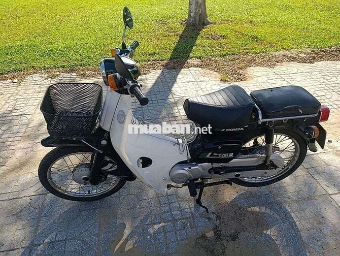 Honda Super Cub 50 Trắng đen