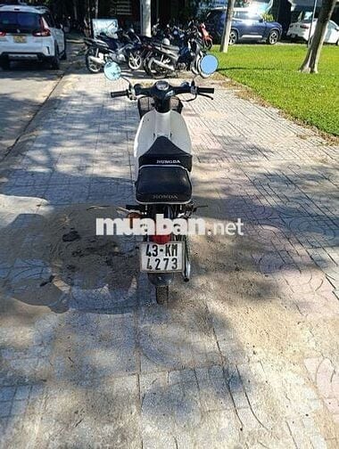 Honda Super Cub 50 Trắng đen