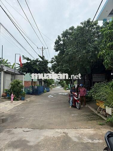 Bán nhà cấp 4 Diện tich 128m2 ngang 6 dài 22 đường 8m, Có sẵn nhà