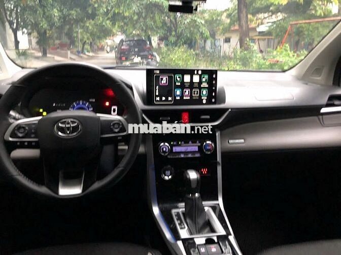 Toyota Veloz Cross Trắng 7 chỗ